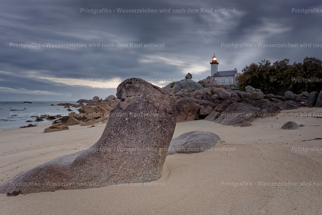 Leuchtturm an der bretonischen Küste | Ruhige Küstenlandschaft in der Bretagne mit Sandstrand, Felsen und einem Leuchtturm im Hintergrund. Der dunkle Himmel und das sanfte Licht verleihen der Szene eine stille, raue und maritime Atmosphäre. - Realisiert mit Pictrs.com