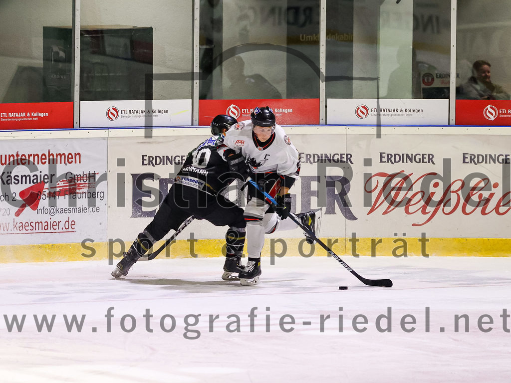 2022-09-30_057_TSV_Erding_gegen_EV_Dingolfing | Erding, Deutschland, 30.09.2022:
Eishockey, Bayernliga 2022 / 2023, Testspiel, TSV Erding gegen EV Dingolfing, Endergebnis: 3:4

Marc Barchmann (Erding Gladiators, #10), Dominik Schindlbeck (EV Dingolfing, #22)

Foto: Christian Riedel / fotografie-riedel.net