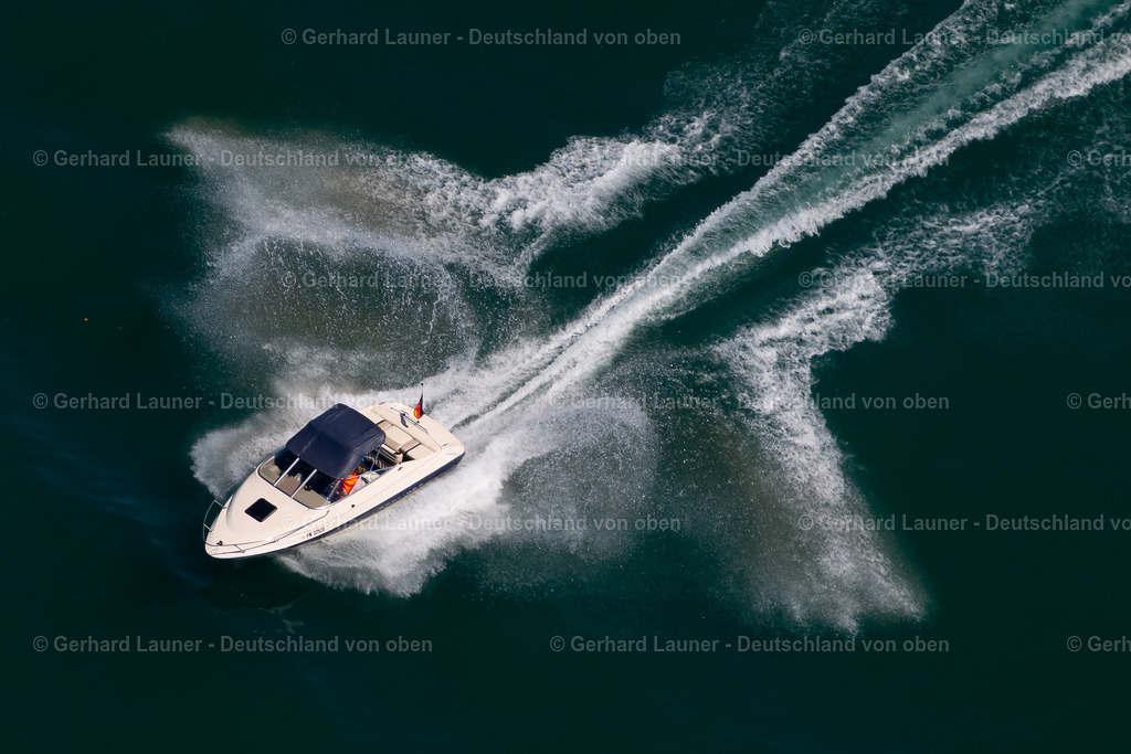 4031777 | IMMENSTAAD AM BODENSEE 12.06.2020 Motorboot in Fahrt in Immenstaad am Bodensee im Bundesland Baden-Württemberg, Deutschland. // Motorboat in motion in Immenstaad on Lake Constance in the state of Baden-Wuerttemberg, Germany. Foto: Gerhard Launer