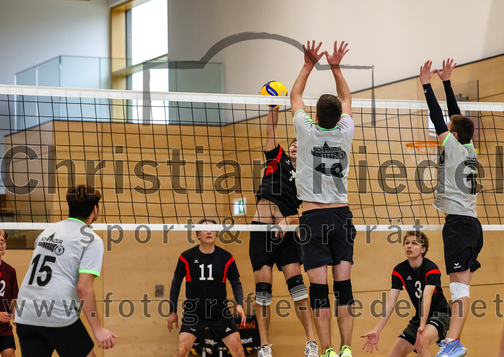 2021-11-27_101_TuS_Oberding_II_gegen_MTV_1881_Ingolstadt_III | Oberding, Deutschland, 27.11.2021:
Volleyball, Kreisliga 2021 / 2022, 5. Spieltag, TuS Oberding II gegen MTV 1881 Ingolstadt III, Endergebnis: 3:2

Gregor Bartkowski (TuS Oberding, #11), Christoph Stegemann (TuS Oberding, #7), Karl Scholz (TuS Oberding, #3)

Foto: Christian Riedel / fotografie-riedel.net