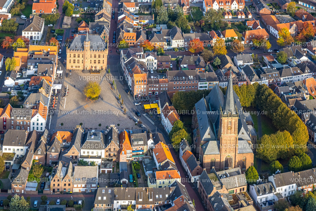 Kalkar241014271 | Luftbild, Ortszentrum mit kath. Kirche St. Nicolai, historische Häuser mit Gastronomie am Marktplatz und Baum im Zentrum, historisches Rathaus, Kalkar, Niederrhein, Nordrhein-Westfalen, Deutschland