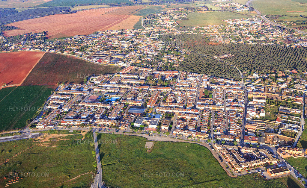 Aerial view: District on Avda. del Triunfo in Dos Hermanas in the state Seville, Spain. – Photo: IMG_145712.jpg taken on 04/22/2025 by Werner Riehm/FLY-FOTO.com – Resolution of the original: 5332 x 3268 px