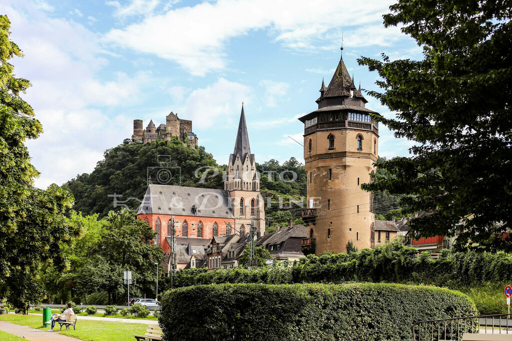 Oberwesel-0319 | Drei der Sehenswürdigkeiten auf einem Bild, Der Haagsturm, die Liebfrauenkirche und die Schönburg sind nur einige der Zeugen einer langen Geschichte dieser kleinen Stadt am großen Strom. - Realisiert mit Pictrs.com