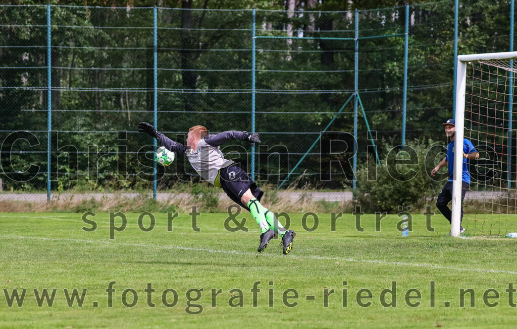 2023-09-03_044_TSV_Oberpframmern_II_gegen_TSV_Hohenbrunn_II | Oberpframmern, Deutschland, 03.09.2023:
Fußball, B-Klasse 2023 / 2024, 3. Spieltag, TSV Oberpframmern II gegen TSV Hohenbrunn II, Endergebnis: 0:2

Torwart Toni Rudolph (TSV Hohenbrunn, #20)

Foto: Christian Riedel / fotografie-riedel.net