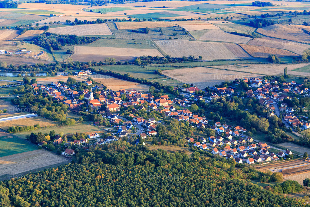 Vue aérienne: Vue de la ville depuis le nord-ouest à Kutzenhausen dans le département Bas Rhin, France – .Photo: IMG_123273.jpg prise le 30/09/2020 par Werner Riehm/FLY-FOTO.eu – Résolution de l'original: 4944 x 3296 px