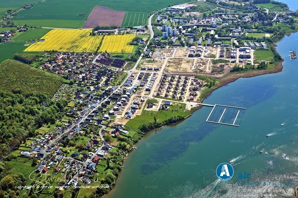 Luftbild Kappeln an der Schlei & Ellenberg | Immobilienangebote in Ellenberg, Kappeln: Es stehen verschiedene Immobilien zum Kauf und zur Miete in der Ellenberg-Siedlung zur Verfügung. Angebote umfassen Einfamilienhäuser, Reihenhäuser, Ferienhäuser und Wohnungen mit Größen zwischen 54 m² und 304 m² sowie Preise von 260.000 € bis 825.000 €. - Beispiele sind ein barrierefreier Bungalow mit 113 m² Wohnfläche für 509.900 €  , ein Einfamilienhaus mit 274 m² Wohnfläche für 599.900 €  , sowie eine Wohnung mit 93 m² Wohnfläche für 825.000 €.