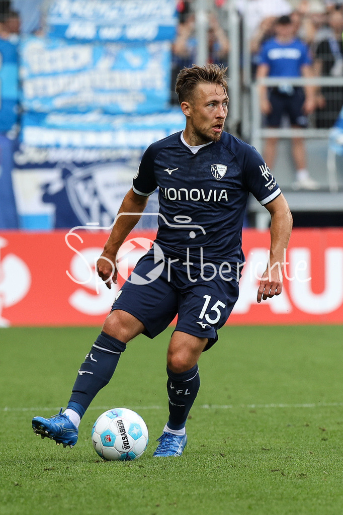 SSV Jahn Regensburg - VfL Bochum | am BAll Felix PASSLACK (VFL #15) / Freisteller / Einzelfoto