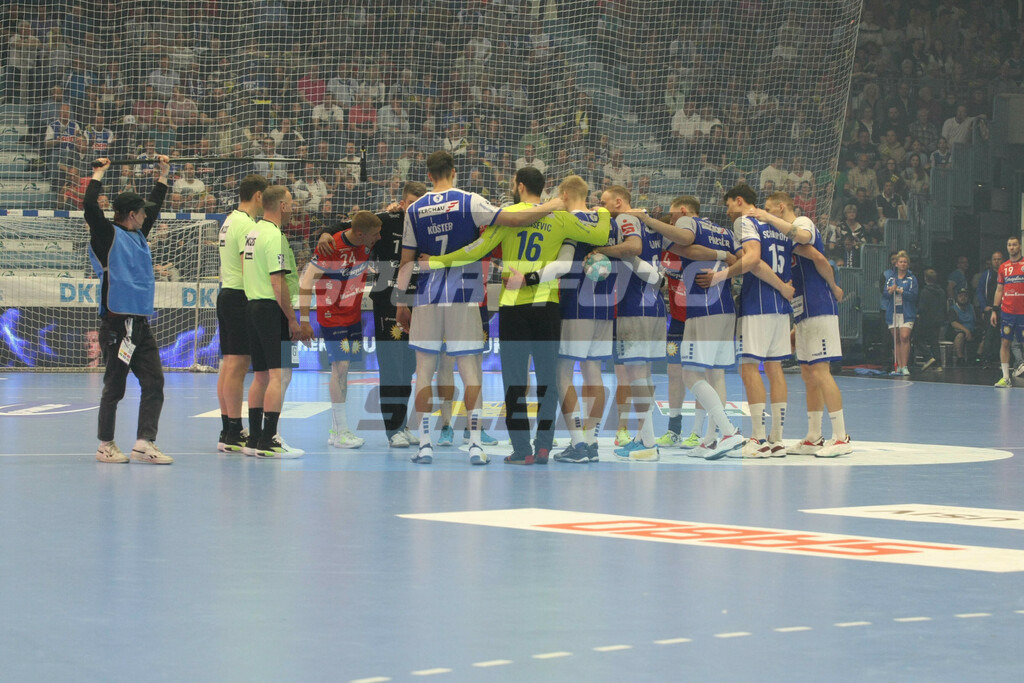 VFL Gummersbach - Füchse Berlin | Kreis vorm Anpfiff - © Sportfoto-Sale (MK) - Realisiert mit Pictrs.com