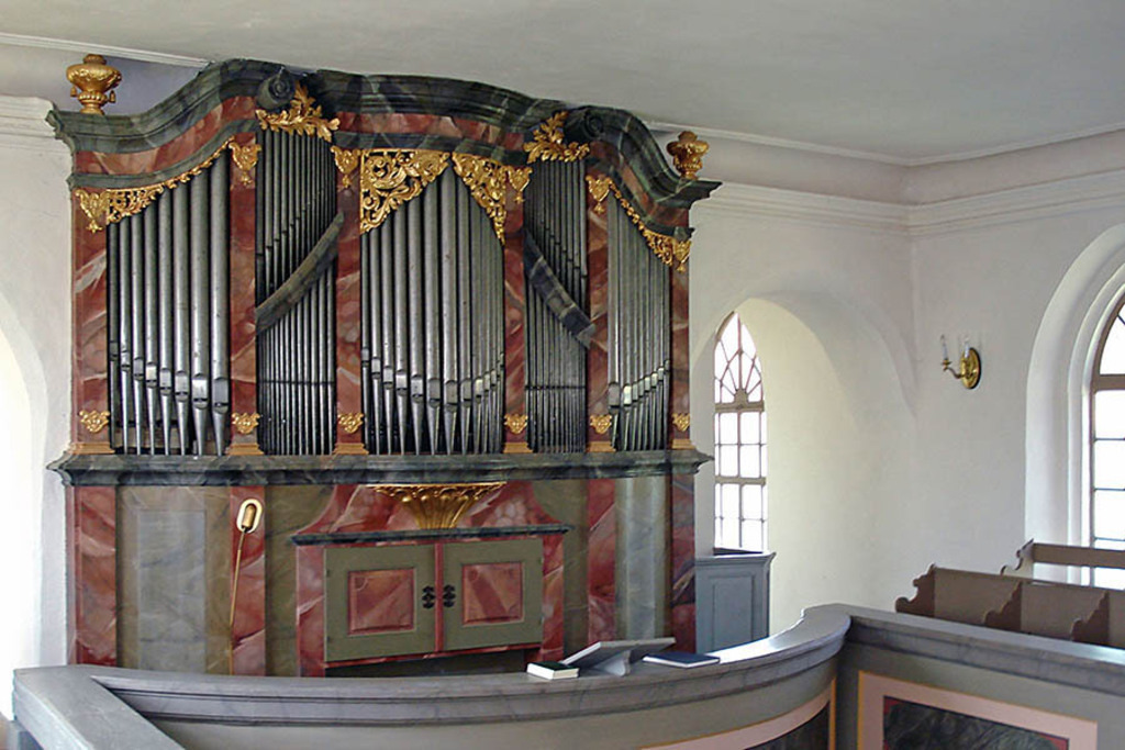 Störmthaler See - Kreuzkirche Störmthal - Zacharias-Hildebrandt-Orgel | Entdecke über 20 Kategorien Leipzig-Motive: Foto-Downloads, hochwertige Poster, Leinwand- & Fine-Art-Prints. Jetzt Lieblingsfoto im Bildlexikon Leipzig Shop bestellen!