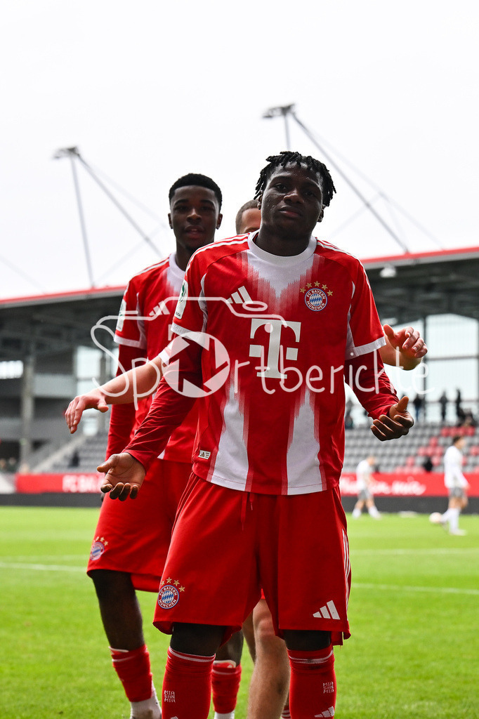 FC Bayern München - Berliner Athletik Klub | MUNICH, GERMANY - 21. FEBRUARY: Jubel der Bayern nach dem Treffer zum 4-1 durch Uzorchukwu EGWUATU (FC Bayern München 7) / Tor / Torschuetze / Freude / Happy während dem Spiel zwischen der U19 des FC Bayern München und der U19 des Berliner Athletik Klubs am 3. Spieltag der DFB-U19 Nachwuchsliga am FC Bayern Campus