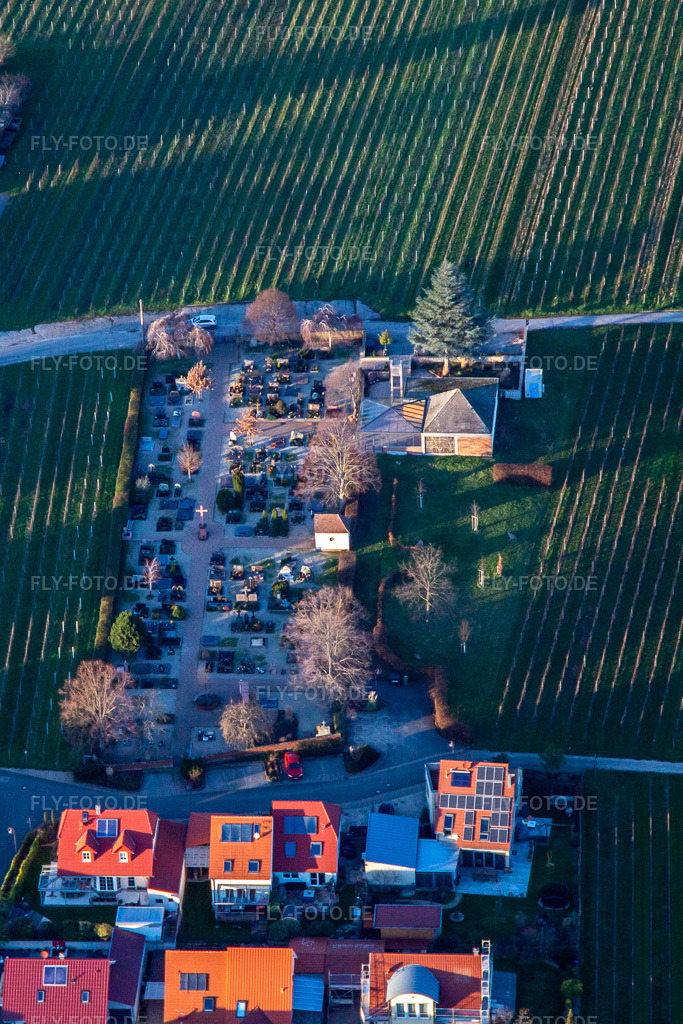 Luftbild: Friedhof Hainfeld in Hainfeld im Bundesland Rheinland-Pfalz in Deutschland. – Foto: IMG_135840.jpg vom 18.01.2023 durch Werner Riehm/FLY-FOTO.de – Auflösung des Originals: 2429 x 3643 px – Hainfeld in der Pfalz - Südliche Weinstraße