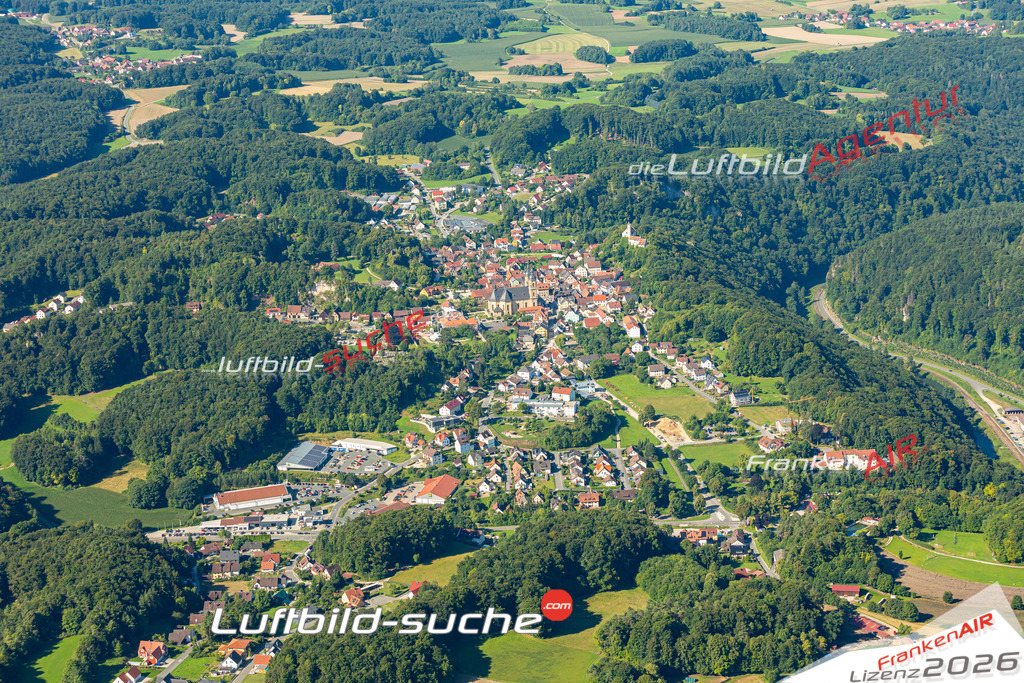 Luftaufnahme der Stadt Gößweinstein - Die Luftaufnahme wurde 2025 vom UL-Flugzeug heraus erstellt ( keine Drohne ) - Hochauflösende Luftaufnahme - für professionelle Ausdrucke geeignet. Die Geschenkidee !Mit Lizenz und Bildrechte bestellbar