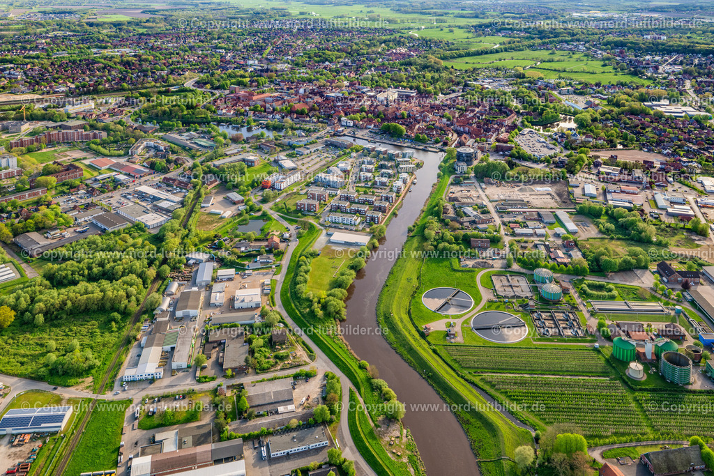Stade_Gewerbegebiet_Bullenhof_An_der_Schwinge_ELS_4299290424 | STADE 29.04.2024 Gewerbegebiet und Firmenansiedlung " Am Schwingedeich " in Stade im Bundesland Niedersachsen, Deutschland. // Industrial estate and company settlement " Am Schwingedeich " in Stade in the state Lower Saxony, Germany. Foto: Martin Elsen