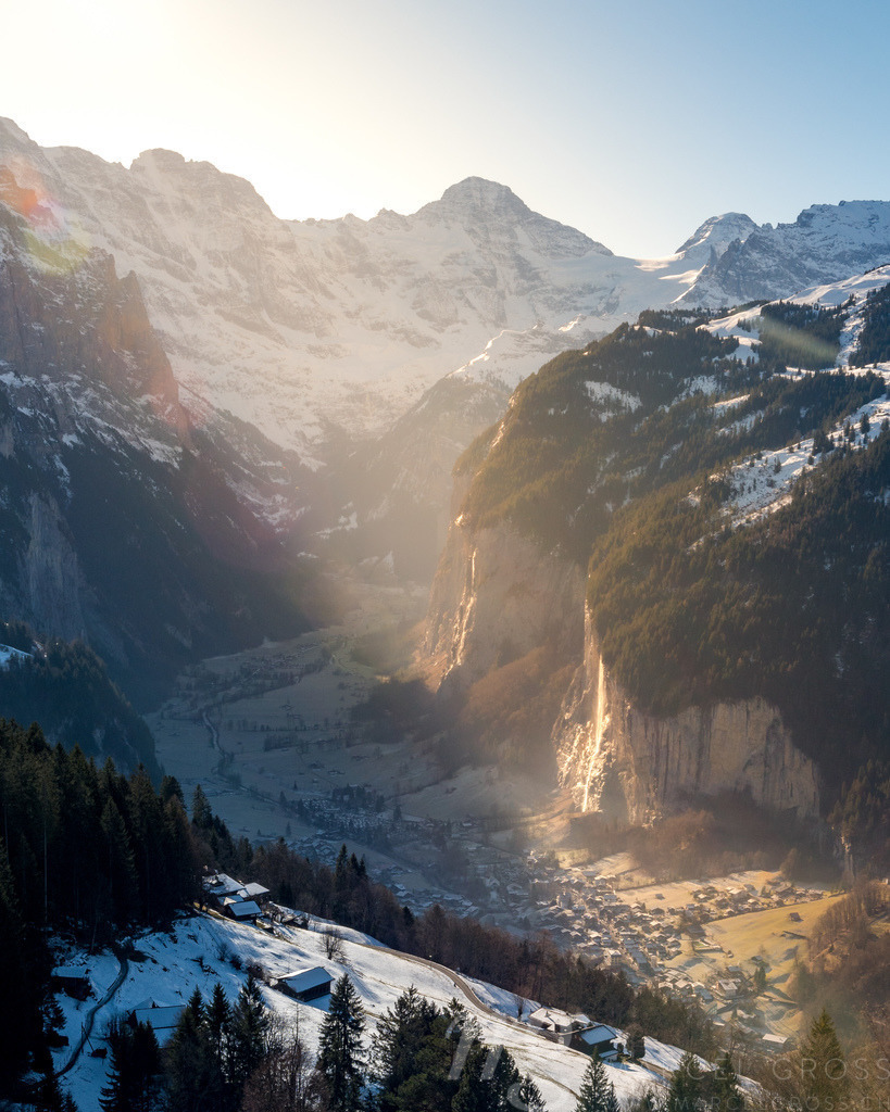 view from Wengen Lischboden over Lauterbrunnen Valley on a beautiful winter morning  | Die ideale Geschenkidee für Naturliebhaber. Naturbilder von Marcel Gross Photography für ihr Zuhause in den verschiedensten Formaten und Materialien. - Realisiert mit Pictrs.com