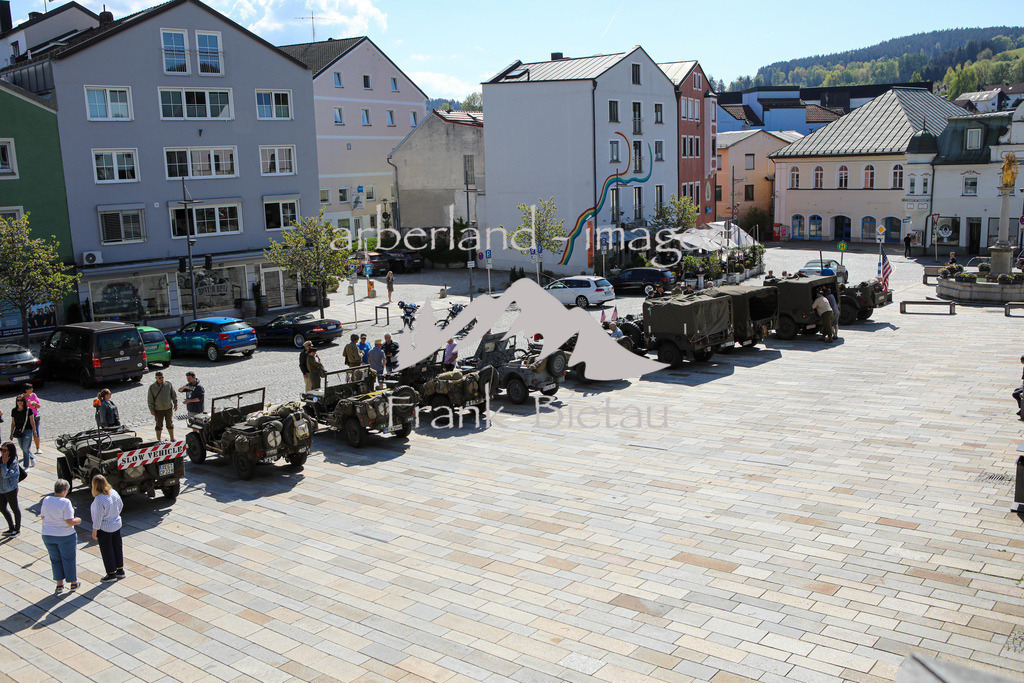 OE7A6808 | Historische Militärfahrzeuge aus Regen unterwegs zur Parade zum Tag der Befreiung in Pilsen