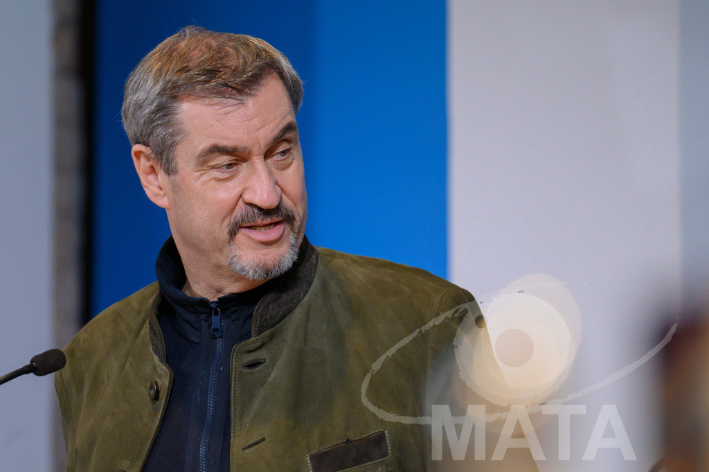 _DWI7670 | Bayerns Ministerpräsident Markus Söder (CSU) bei einer Pressekonferenz im Lokschuppen. Rosenheim, 02.12.2025 Bayern Deutschland - Realisiert mit Pictrs.com