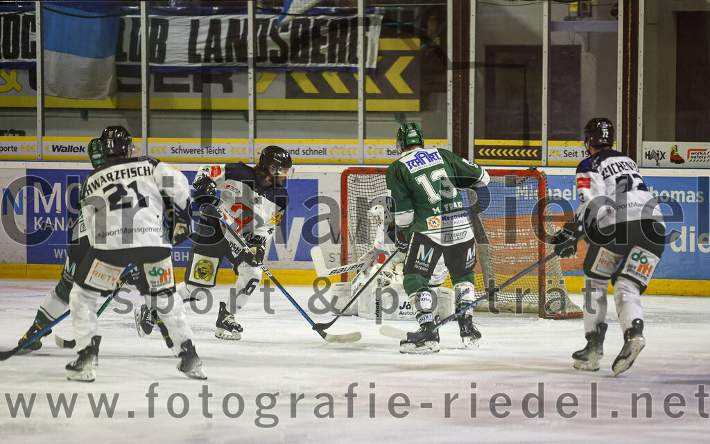 2024-01-26_010_TSV_Erding_gegen_HC_Landsberg | Erding, Deutschland, 26.01.2024:
Eishockey, Bayernliga Vorrunde 2023 / 2024, 28. Spieltag, TSV Erding gegen HC Landsberg, Endergebnis: 6:2

Maximilian Hermann (HC Landsberg, #6), Michael Franz (Erding Gladiators, #13)

Foto: Christian Riedel / fotografie-riedel.net