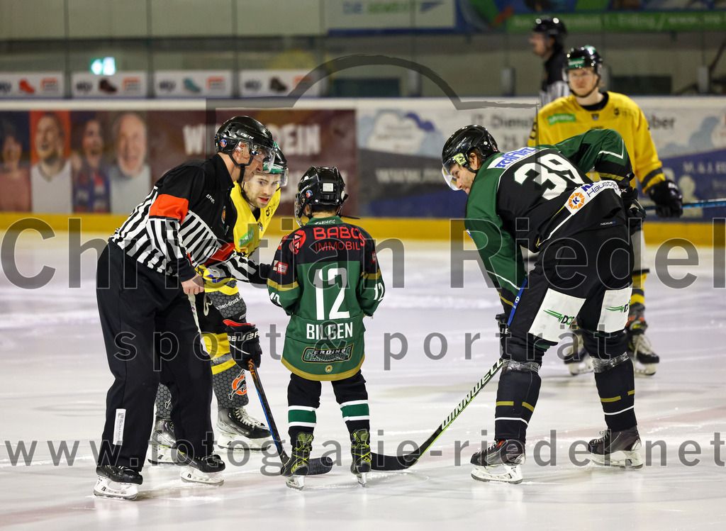 2023-02-10_011_TSV_Erding_gegen_ERSC_Amberg | Erding, Deutschland, 10.02.2023:
Eishockey, Bayernliga Meisterrunde Gruppe B 2022 / 2023, 3. Spieltag, TSV Erding gegen ERSC Amberg, Endergebnis: 6:3

Brett Mennear (ERSC Amberg, #22), Thomas Plihal (Erding Gladiators, #39)

Foto: Christian Riedel / fotografie-riedel.net
