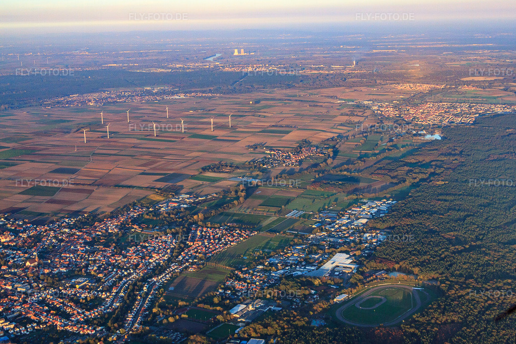 Luftbild: Ortsansicht von Westen in Herxheim bei Landau im Bundesland Rheinland-Pfalz in Deutschland. Foto: IMG_60781.jpg vom 31.10.2013 durch Werner Riehm/FLY-FOTO.deAuflösung des Originals: 4604 x 3069 px