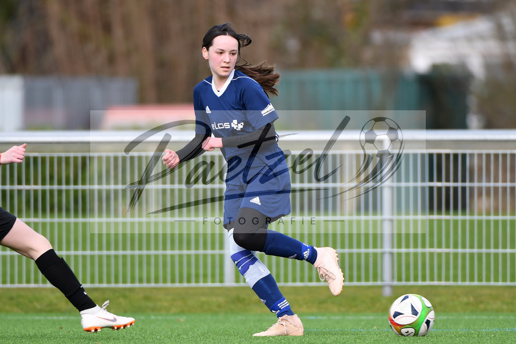 LENGRE20200229_0032 | Fussball, C-Juniorinnen:   bei dem Testspiel zwischen SC Preussen Lengerich und TSG 07 Burg Gretesch im Windmoeller &amp; Hoelscher Stadion am 29.02.2020 in Lengerich, Deutschland. - Realisiert mit Pictrs.com