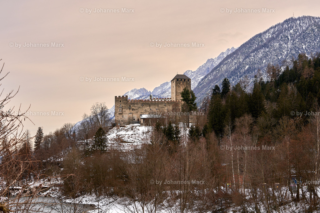 Langsam neigt sich der Tag am Schloss Bruck in Lienz_Tirol | Professionelle Landschaftsfotografie, Inneneinrichtung, Kunst für Ihre Wohnung, Kanzlei, Praxis oder als Geschenk. Aussuchen und einfach liefern lassen. Raumgestaltungsberatung auf Anfrage. - Realisiert mit Pictrs.com
