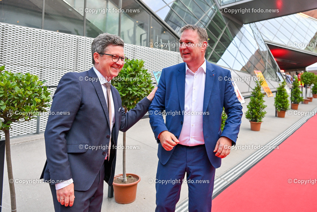 Bund Sozialdemokratischer AkademikerInnen Oberoesterreich_ rote Nacht 2023_ 06.07.2023-8 | 06.07.2023, Schloss Linz, AUT, Bund Sozialdemokratischer AkademikerInnen Oberoesterreich, rote Nacht 2023, im Bild  LR Michael Lindner (SP), Andreas Babler (SP, Bundesparteivorsitzender)