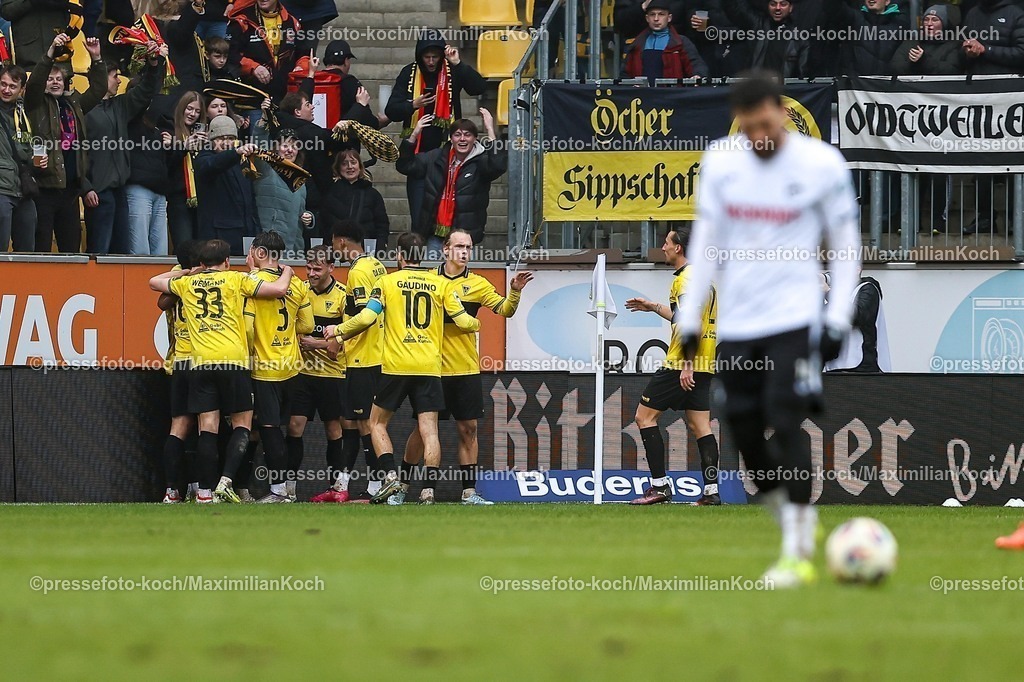 xKWIx21022601083 | 21.02.2026, xKWIx, Fußball, 3. Liga, Alemannia Aachen - SC Verl, Tivoli: Torjubel nach dem Tor zum 3:1 durch Mehdi Loune (Alemannia Aachen #11) mit traurigem Berkan Taz (SC Verl #10) Photo: xKamilxWilkowskixPressefotoKochx