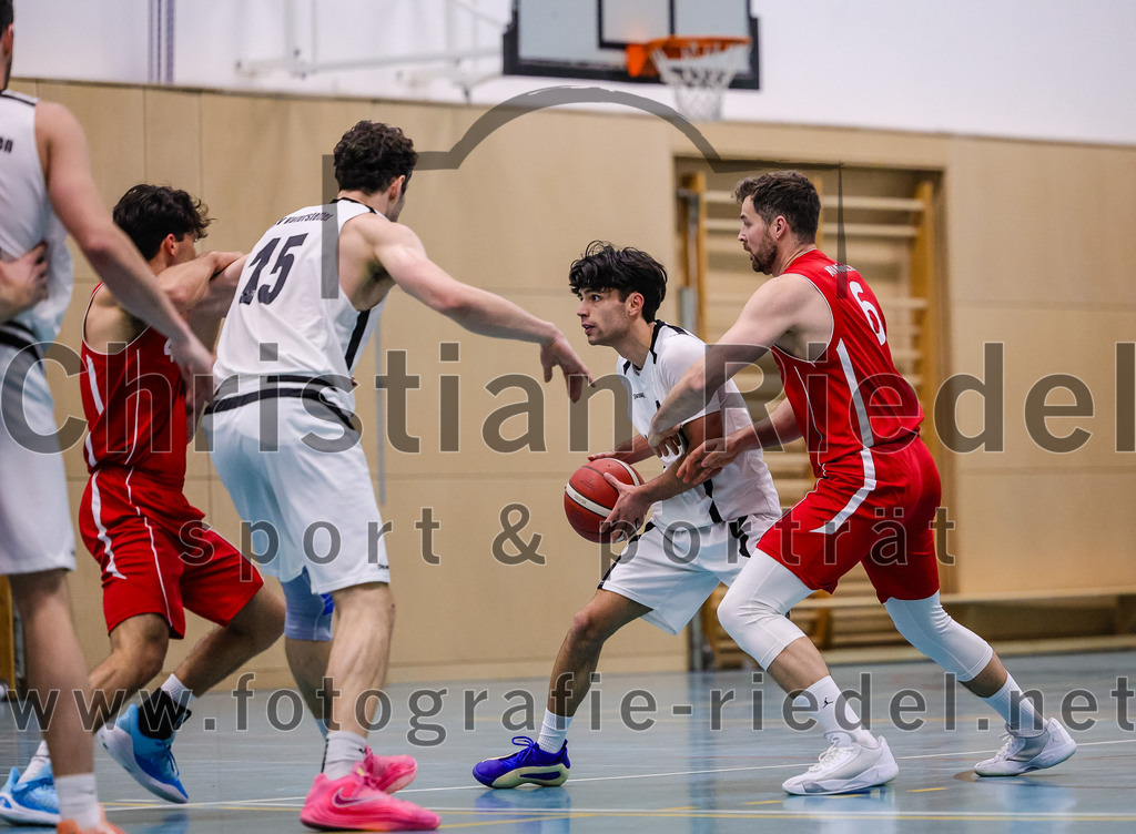 2025-12-06_061_TSV_Vaterstetten_gegen_MTV_1879_Muenchen | Vaterstetten, Deutschland, 06.12.2025:Basketball, 2. Regionalliga Süd 2025 / 2026, 9. Spieltag, TSV Vaterstetten gegen MTV 1879 München, Endergebnis: 58:83Leon Gottlöber (TSV Vaterstetten, #15), Altay Öztürk (TSV Vaterstetten, #4), Nick Amon Amonsen (MTV 1879 München, #6)Foto: Christian Riedel / fotografie-riedel.net