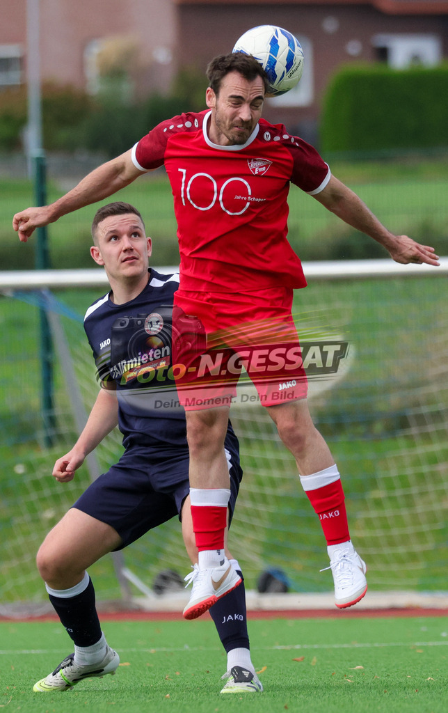 VfL Holsen - TV Elverdissen | Auf dem Bild zu sehen: schwarz VfL Holsen: Luca Dornhöfer ; rot TV Elverdissen: Kilian Greitschus VfL Holsen, TV Elverdissen, Saison 26/27, Kreisliga A, Holsen, Deutschland - Realisiert mit Pictrs.com