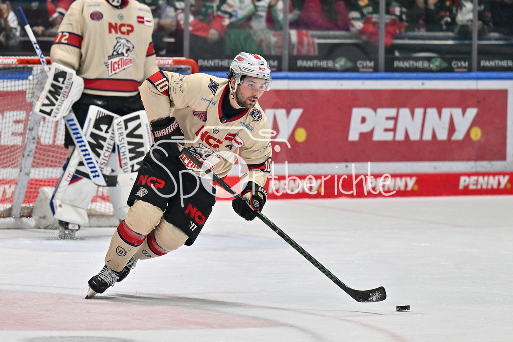 Augsburger Panther - Nürnberg Ice Tigers | am Puck Evan BARRATT (Nürnberg Ice Tigers #10) / Freisteler / Einzelfoto / DEL: Augsburger Panther - Nuernberg Ice Tigers, Curt Frenzel Stadion am 03.01.2025