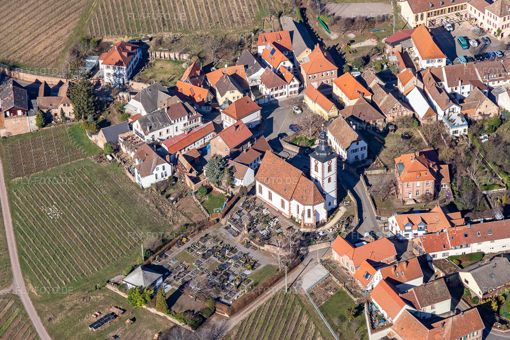 Luftbild: Kirchengebäude am Rande von Weinbergen in Weyher in der Pfalz im Bundesland Rheinland-Pfalz in Deutschland. Foto: IMG_112704.jpg vom 27.02.2019 durch Werner Riehm/FLY-FOTO.de