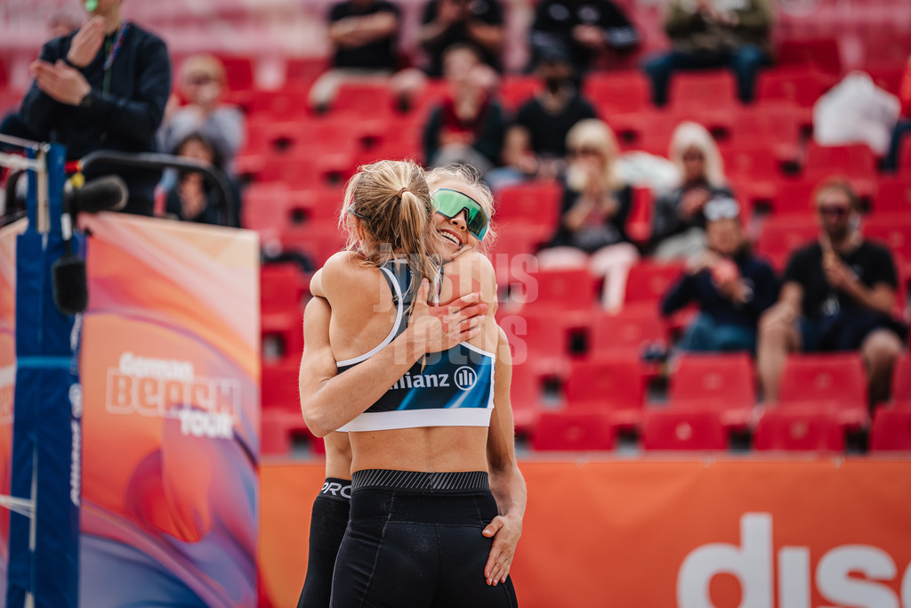 Beachvolleyball | Frauen | German Beach Tour 2024 | Tourstop Bremen | 07.06.2024 | v.l. Kim van de Velde und Paula Schürholz liegen sich im Arm