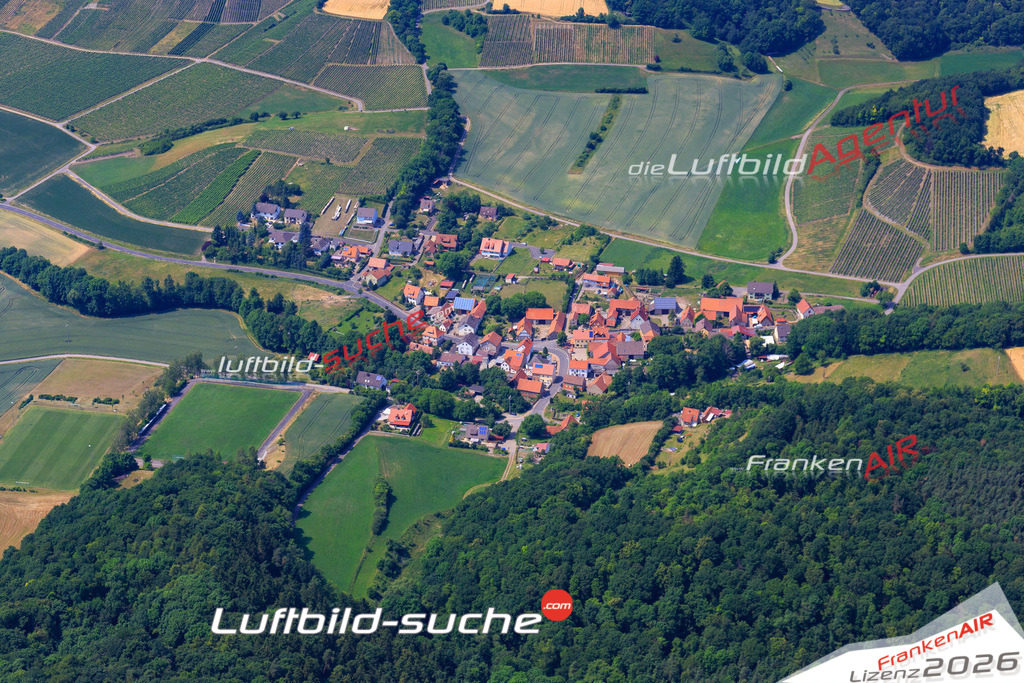 Die Luftaufnahme Pruessberg - Michelau im Steigerwald wurde 2017 mittels Flugzeug (keine Drohne) erstellt. Perfekte Schärfe und Druck- Auflösung- Garantiert!