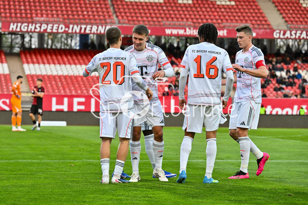 1. FC Nürnberg II - FC Bayern Amateure | NÜRNBERG, GERMANY - 21. APRIL: Jubel der kleinen Bayern nach dem Treffer zum 1-1 Ausgleich durch Yll GASHI (FC Bayern München 20) / Tor / Torschuetze / Freude / Happy während dem Match zwischen dem 1. FC Nürnberg II und den Amateuren des FC Bayern am 30. Spieltag der Regionalliga Bayern im Max-Morlock Stadion