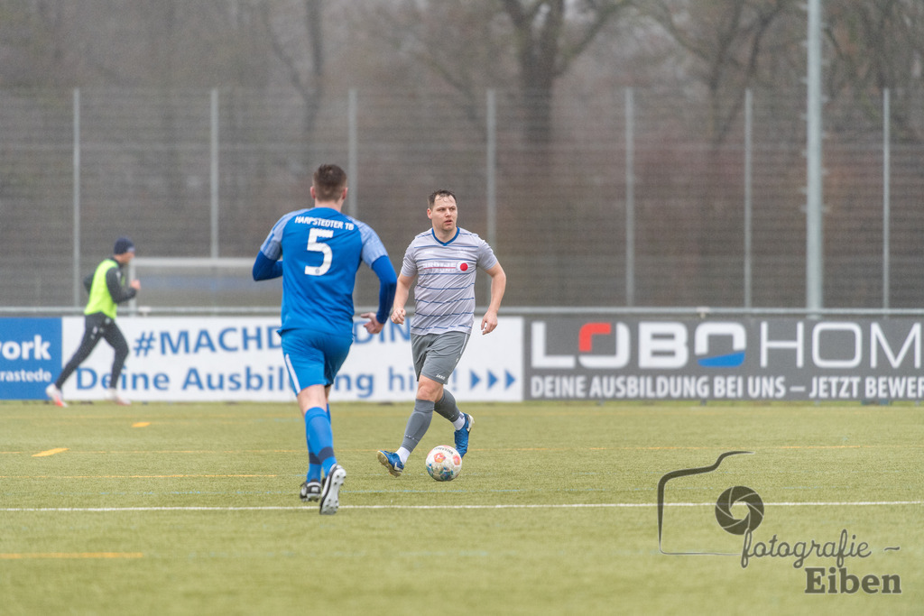 FC Rastede-Harpstedter TB | FC Rastede (grau)-Harpstedter TB (blau) am 22.02.2026 in Rastede (Sportanlage Köttersweg), Photo: Philip Eiben 2026 - Realisiert mit Pictrs.com