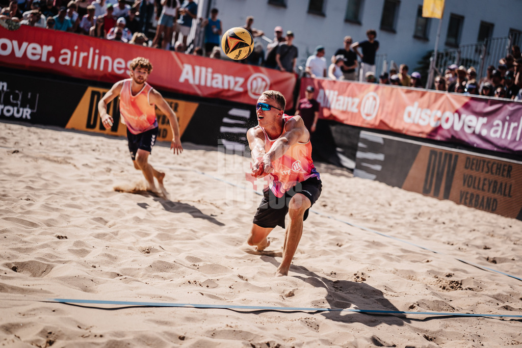Beachvolleyball | Männer | Allianz German Beach Tour 2025 | Tourstop Berlin | 17.08.2025 | Cedrik Moede nimmt den Ball an