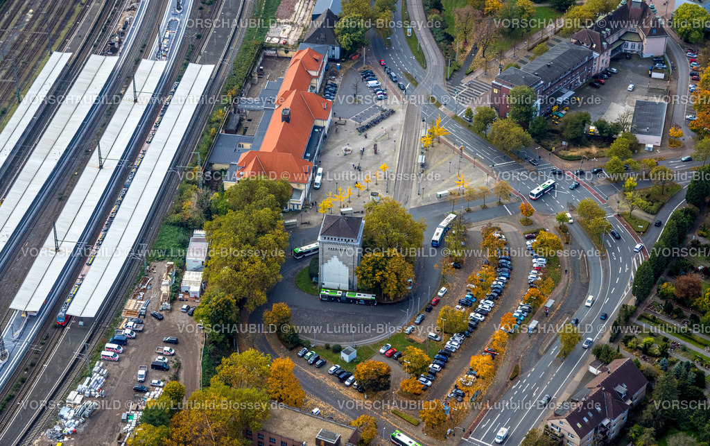 Herne241016068 | Luftbild, Wanne-Eickel Hbf Hauptbahnhof, Bahnhofsgebäude und Bahnhofsvorplatz, Hochbunker, Parkplätze und Busbahnhof, Wanne, Herne, Ruhrgebiet, Nordrhein-Westfalen, Deutschland