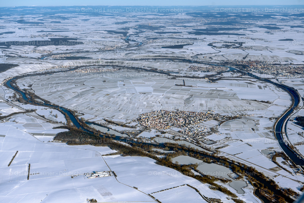 4043265 | verschneite Weininsel und Mainschleife zw. Schwarzach und Nordheim SOMMERACH 13.02.2021 Winterlich schneebedeckte Ortsansicht am Uferbereich des Main - Flussverlaufes und Mainkanal in Sommerach im Bundesland Bayern, Deutschland. // Wintry snowy town view on the banks of the Main - river course and Main Canal in Sommerach in the state Bavaria, Germany. Foto: Gerhard Launer