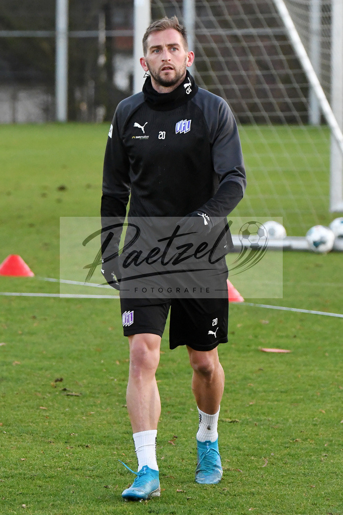 20200121_TRAOSN_0060 | Fußball, Herren: Marc Heider (VfL Osnabrück) schaut beim Training des VfL Osnabrück am 21.01.2020 im Sportpark Illoshöhe in Osnabrück, Deutschland.(Foto von Nico Paetzel) - Realisiert mit Pictrs.com