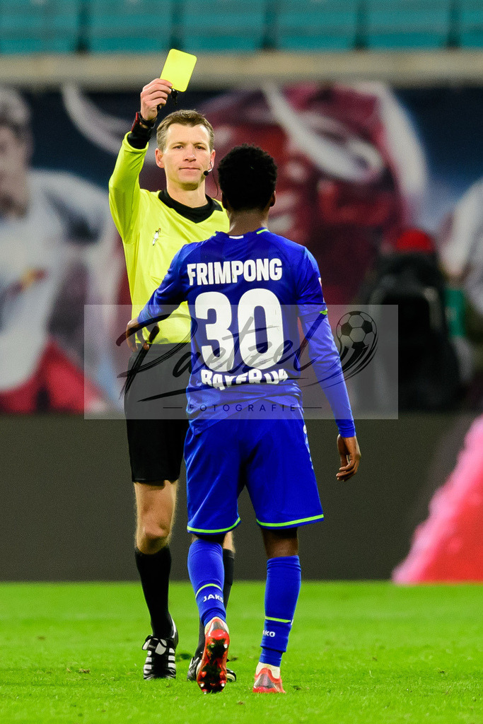 RBLLEV20211128_178 | Fussball, Herren: Schiedsrichter Benjamin Cortus zeigt Jeremie Frimpong (Bayer 04 Leverkusen) die gelbe Karte bei dem Spiel der 1. Bundesliga zwischen RB Leipzig und Bayer 04 Leverkusen in der Red Bull Arena am 28.11.2021 in Leipzig, Deutschland.DFB / DFL REGULATIONS PROHIBIT ANY USE OF PHOTOGRAPHS AS IMAGE SEQUENCES AND/OR QUASI-VIDEO. - Realisiert mit Pictrs.com