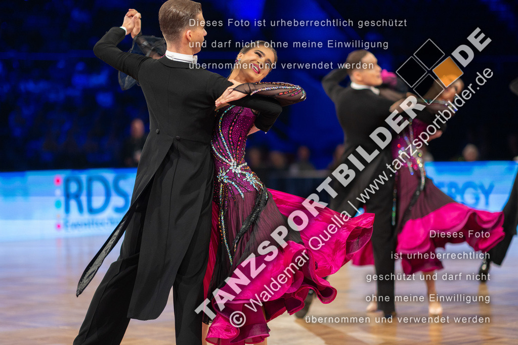 20251206-02297 | Hier finden Sie Tanz Bilder vom Latein und Standard Formationen tanzen. Sportbilder vom Tanzsport. Schöne Fotos und von Weltmeisterschaft, Europameisterschaft, Bundesliga, Regionalliga, Oberliga und Landesliga sowie von GOC Stuttgart, DanceComp, WM Bremen