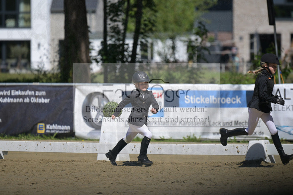 DOS_9048 | Entdecke hochwertige Reitturnierfotos von Foto Oger. Professionell, emotional und authentisch – jetzt Lieblingsmomente im Shop bestellen. - Realisiert mit Pictrs.com