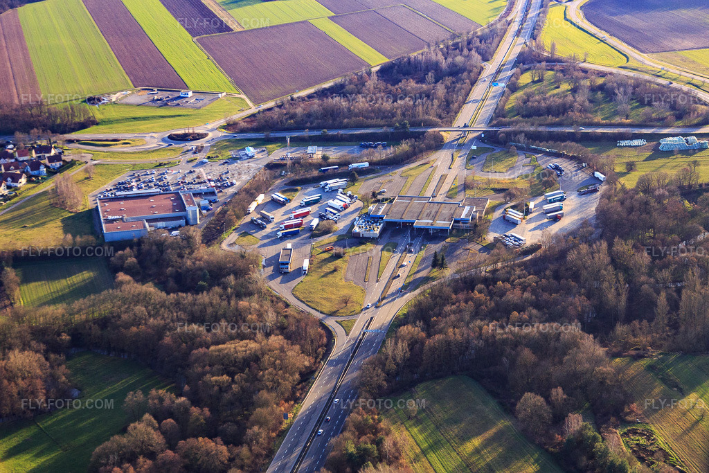 Aerial view: Frontière - Allemagne B9-A35 in Scheibenhard in the state Bas-Rhin, France. – Photo: IMG_085974.jpg taken on 02/06/2016 by Werner Riehm/FLY-FOTO.com – Resolution of the original: 5057 x 3371 px