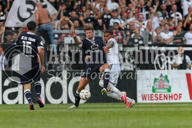 21.08.2026, GER, Fussball, Herren, DFB-Pokal, Saison 2026/2027, SC St. Tönis vs Eintracht Frankfurt | Morten Heffungs (Tönis) und Otavio (Frankfurt) im Kampf um den Ball