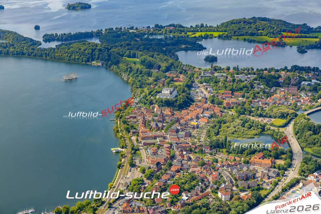 Luftbild Plön - Die Luftaufnahme wurde 2025 vom UL-Flugzeug heraus erstellt ( keine Drohne ) - Hochauflösende Luftaufnahme - für professionelle Ausdrucke geeignet. Die Geschenkidee !Hier alle&nbsp;Infos zur Lizenzierung der LuftaufnahmeWir fliegen auch dieses Jahr wieder in Ihre Region um Luftbilder zu erstellen.- Luftbild anfragen