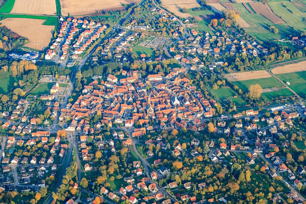 Luftbild: Ortsansicht von Westen in Wœrth im Bundesland Bas-Rhin in Frankreich. – Foto: IMG_54197.jpg vom 21.10.2012 durch Werner Riehm/FLY-FOTO.de – Auflösung des Originals: 4529 x 3019 px