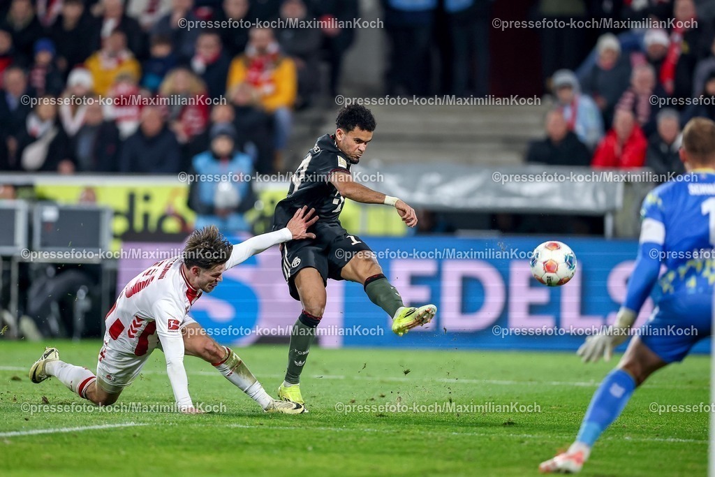 1FC14012601049 | 14.01.2026, Fußball, 1. FC Köln - FC Bayern München, 1. Fußball Bundesliga, 17. Spieltag, RheinEnergie-STADION, Saison 2025 2026: Jan Thielmann (1FC Koeln #29) im Zweikampf gegen  Luis Diaz (FC Bayern Muenchen #14)  DFB regulations prohibit any use of photographs as image sequences and or quasi-video.