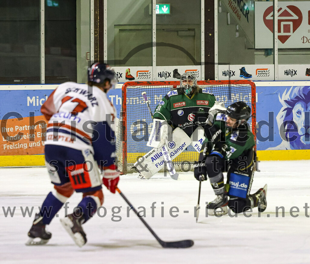 2023-03-07_117_TSV_Erding_gegen_ESC_Kempten | Erding, Deutschland, 07.03.2023:
Eishockey, Bayernliga Playoffs 2022 / 2023, Viertelfinale, TSV Erding gegen ESC Kempten, Endergebnis: 9:3

Kodi Schwarz (ESC Kempten, #77), Torwart Christoph Schedlbauer (Erding Gladiators, #31)

Foto: Christian Riedel / fotografie-riedel.net