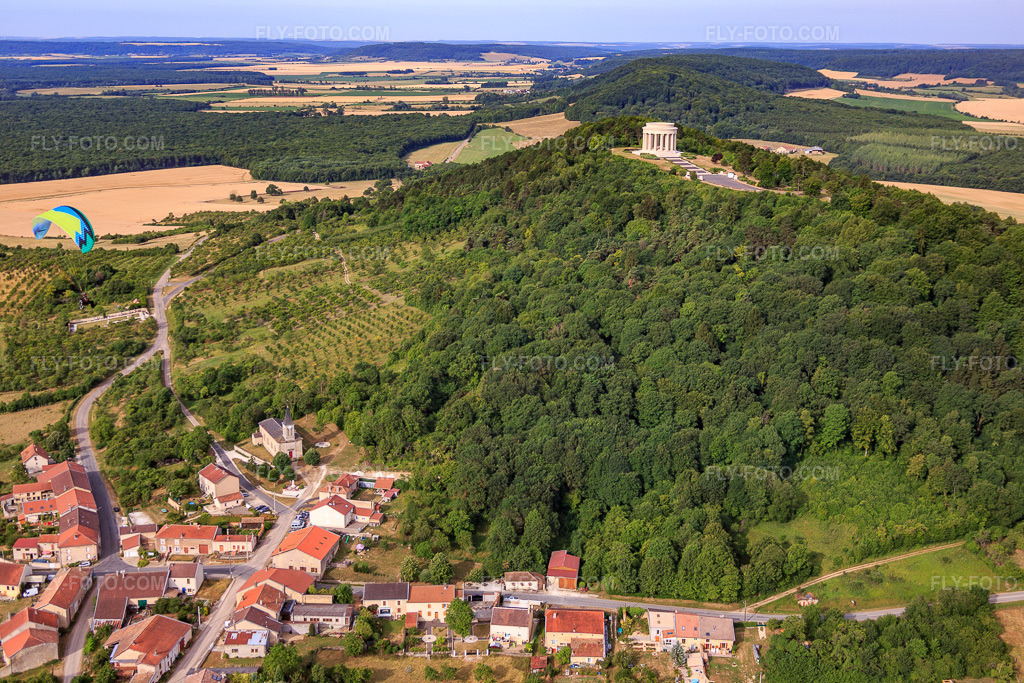 Aerial view: American War Memorial Butte de Montsec in Montsec in the state Meuse, France. – Photo: IMG_083304.jpg taken on 07/12/2015 by Werner Riehm/FLY-FOTO.com – Resolution of the original: 5472 x 3648 px – Montsec American Monument - American Battle Monuments Commission (ABMC)