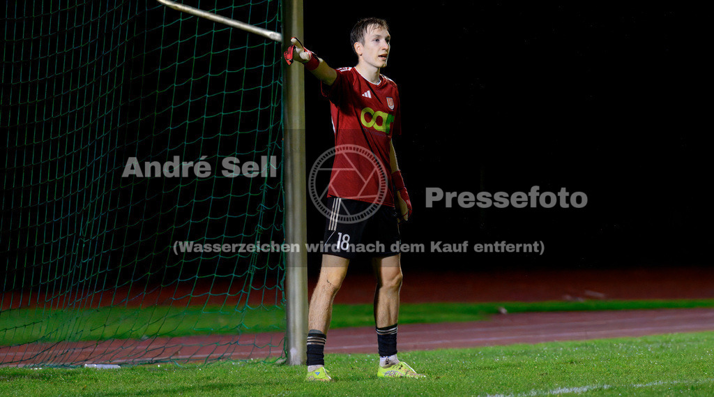 Preetzer TSV vs MTV Dänischenhagen | Max Benninghoff (Dänischenhagen #18) musste nach dem Platzverweis für Moritz Heinemann (Dänischenhagen #33) als Feldspieler ins Tor / Fußball-Verbandsliga Ost Männer 2026/2027 / Preetzer TSV vs MTV Dänischenhagen / Jahnplatz / Preetz / 16.10.26 - Realisiert mit Pictrs.com